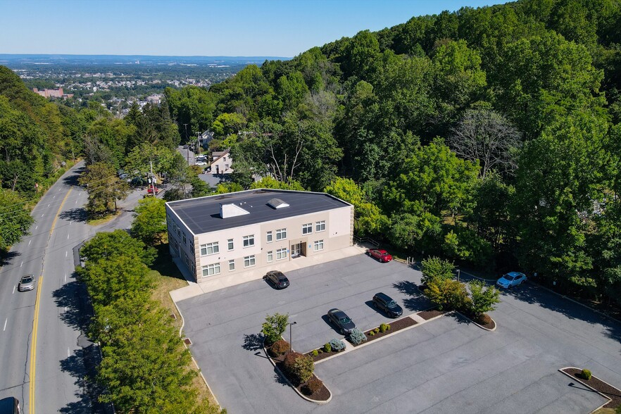 1425 Mountain Dr N, Bethlehem, PA à louer - Photo de l’immeuble – Image 1 sur 11