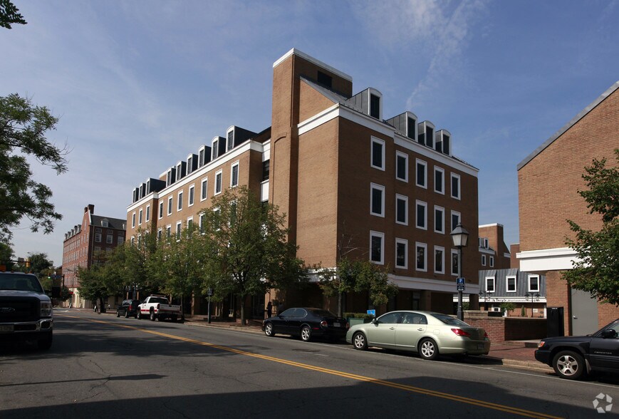121 N Pitt St, Alexandria, VA à louer - Photo de l’immeuble – Image 2 sur 9