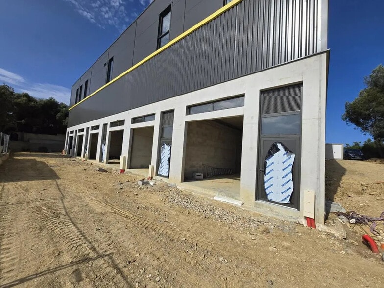 Industriel/Logistique dans Six-Fours-les-Plages à vendre - Photo de l’immeuble – Image 2 sur 6