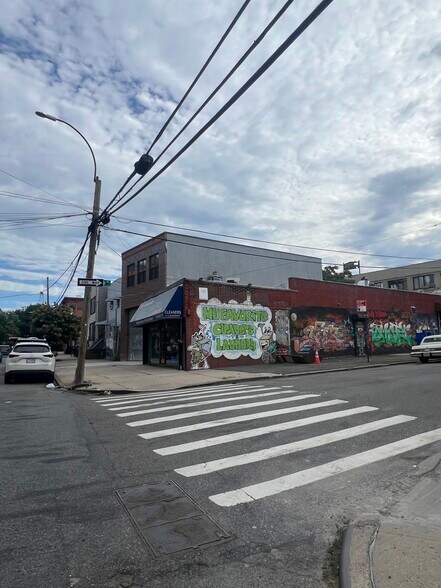 112 Kingsland Ave, Brooklyn, NY à louer - Photo de l’immeuble – Image 2 sur 13