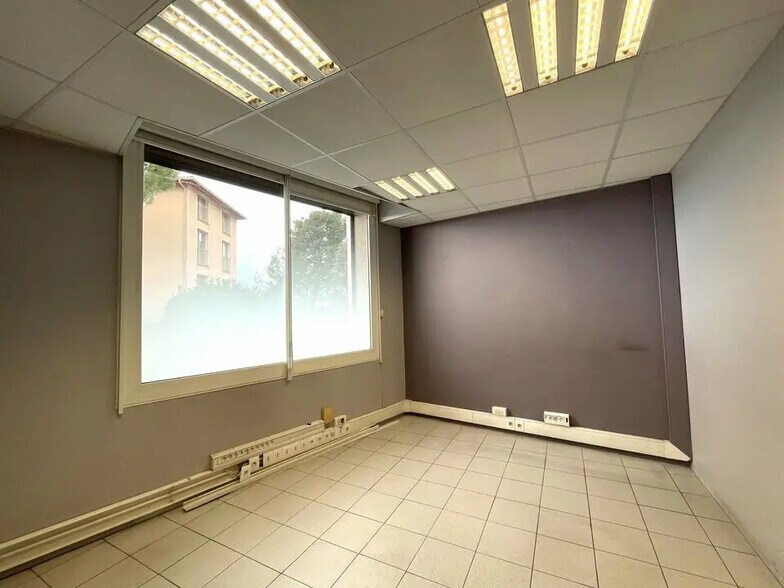 Local d’activités dans Saint-Jeannet à louer - Photo de l’immeuble – Image 1 sur 9
