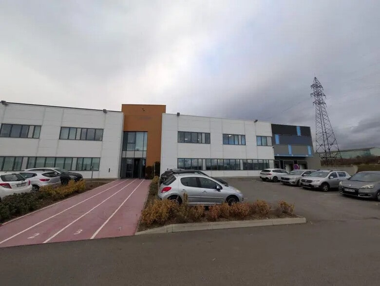 Local d’activités dans Limay à louer - Photo de l’immeuble – Image 1 sur 10
