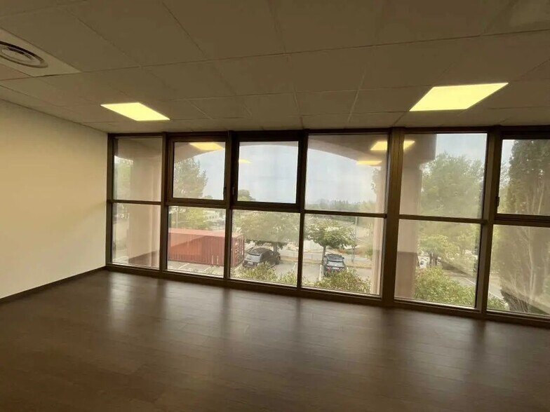 155 Voie Ariane, La Ciotat à louer - Photo de l’immeuble – Image 3 sur 10