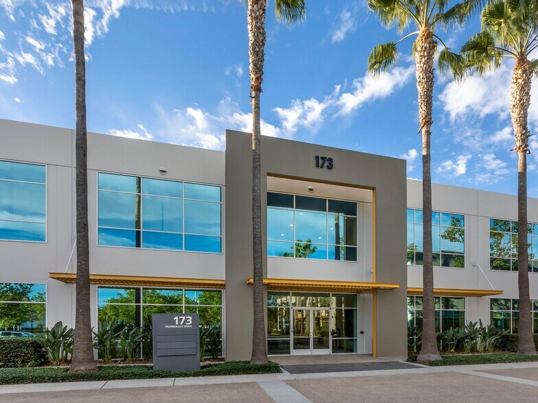 163 Technology Dr, Irvine, CA à louer - Photo de l’immeuble – Image 3 sur 4
