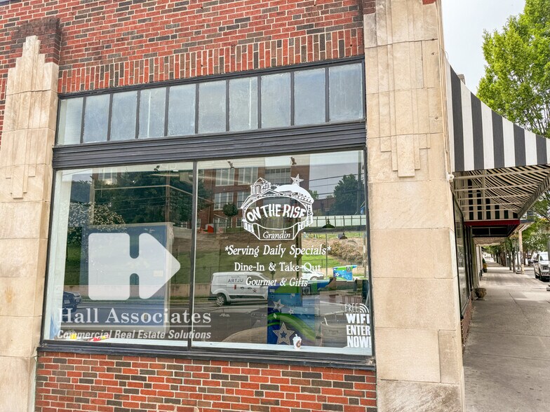 1302 Grandin Rd, Roanoke, VA à louer - Photo de l’immeuble – Image 3 sur 12