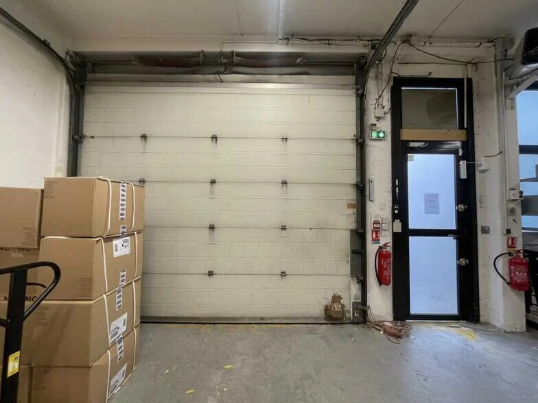 Local d’activités dans Ivry-sur-Seine à louer - Photo de l’immeuble – Image 1 sur 27