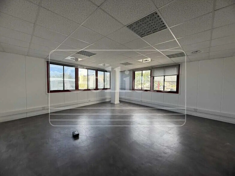 Bureau dans La Ciotat à louer - Photo de l’immeuble – Image 3 sur 3