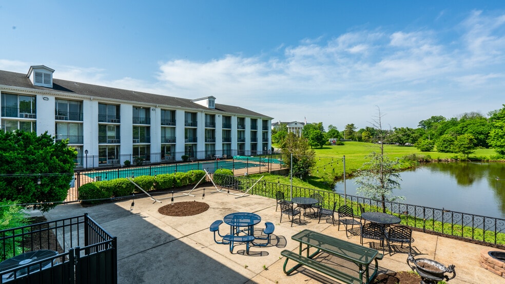 4004 Gardiner Point Dr, Louisville, KY à vendre - Photo de l’immeuble – Image 3 sur 16