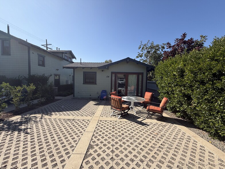 128 N Pixley St, Orange, CA à vendre - Photo de l’immeuble – Image 3 sur 3