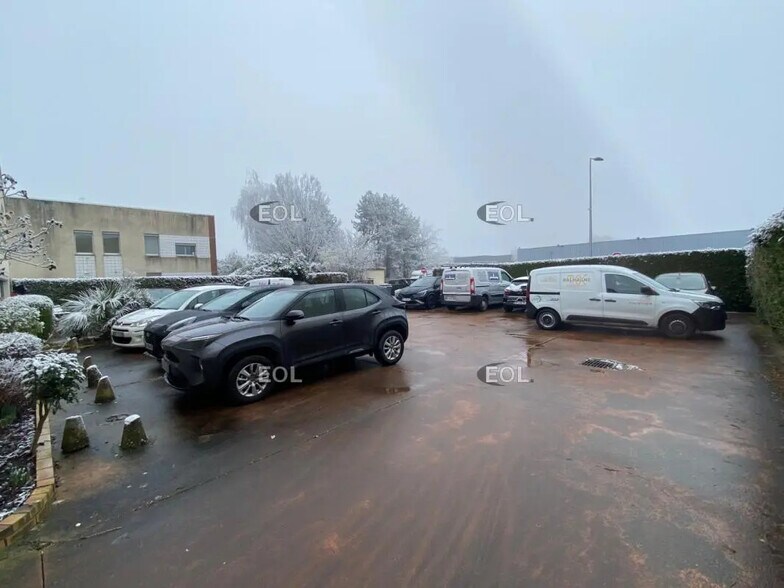 Local d'activités dans Combs-la-Ville à vendre - Photo de l’immeuble – Image 3 sur 10