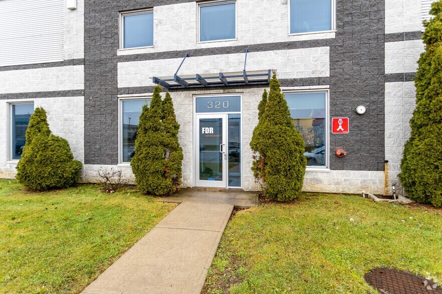 310-330 Rue Mccaffrey, Montréal, QC à louer - Photo de l’immeuble – Image 3 sur 4