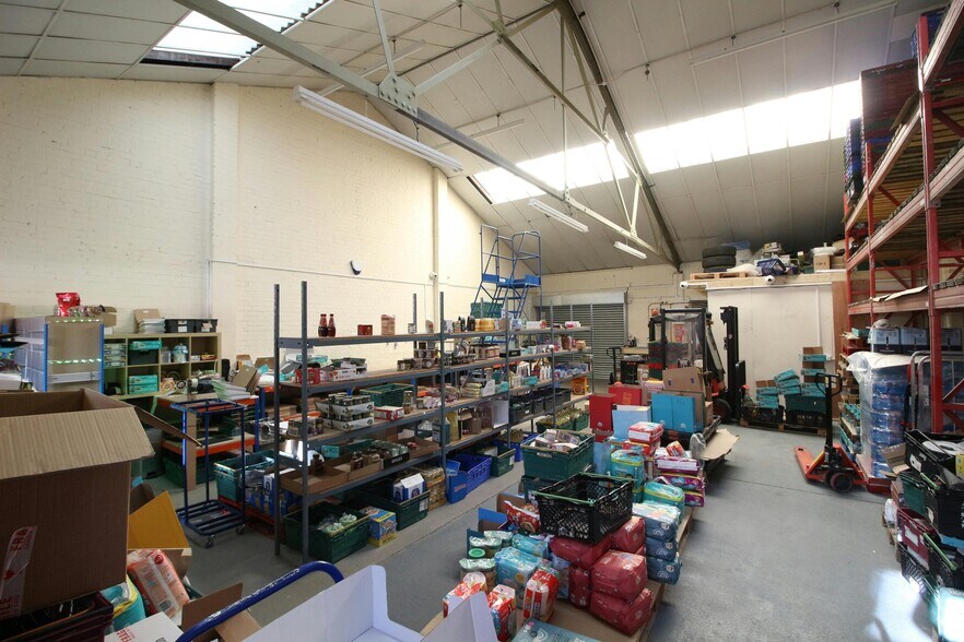 Units 1-9 Kildare Close, Ruislip à louer - Photo intérieure – Image 3 sur 3