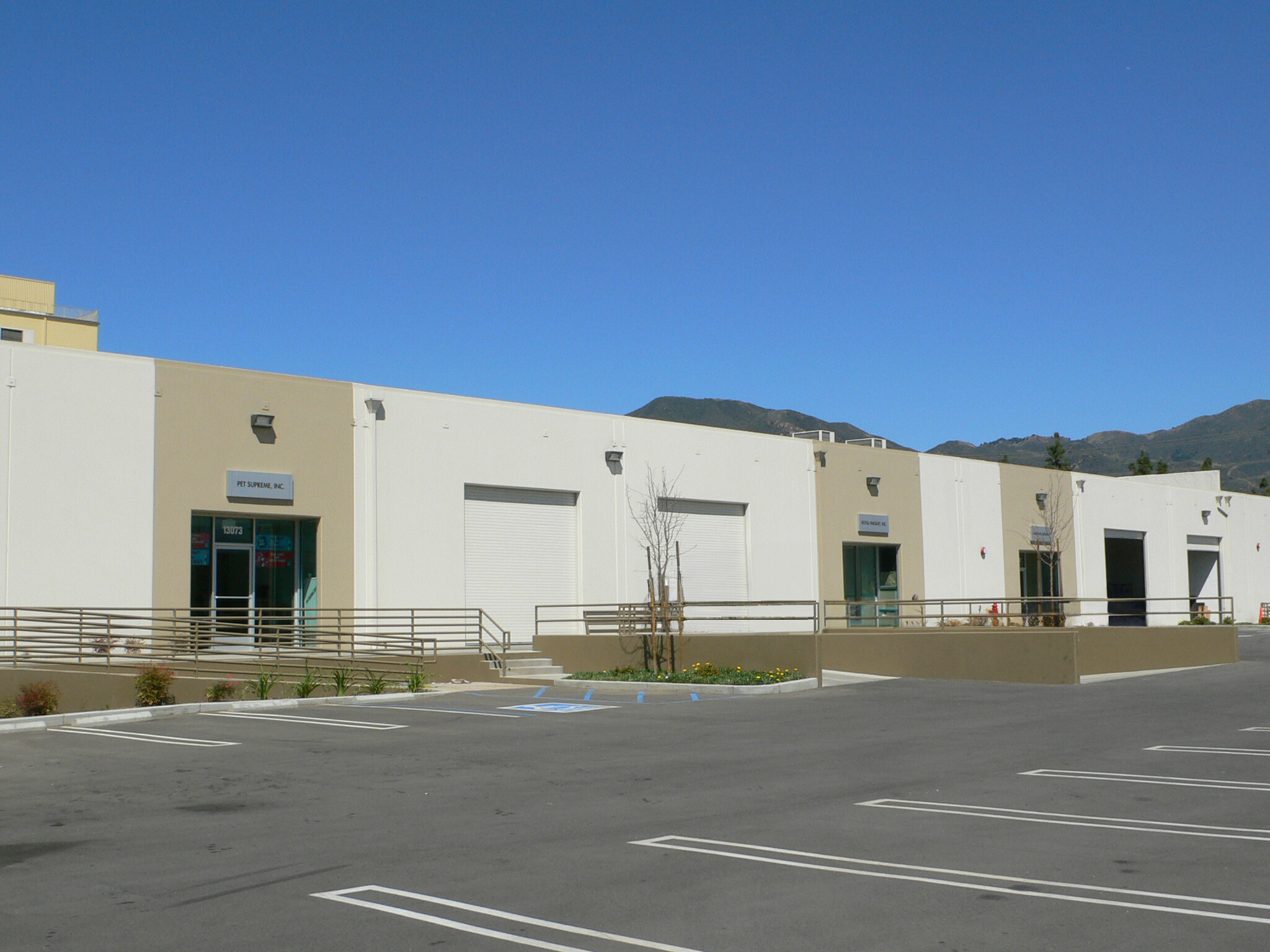 13073 Bradley Ave, Sylmar, CA à louer Photo de l’immeuble– Image 1 sur 9