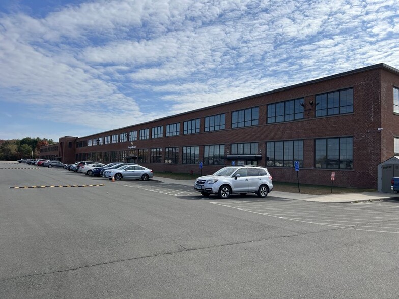 75 Aircraft Rd, Southington, CT à louer - Photo de l’immeuble – Image 1 sur 15