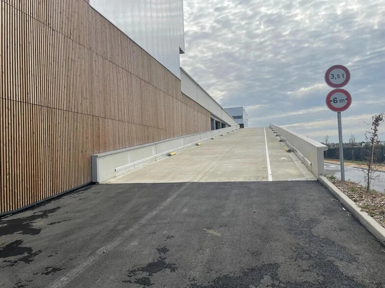 Local commercial dans Tremblay-en-France à louer - Photo de l’immeuble – Image 3 sur 6