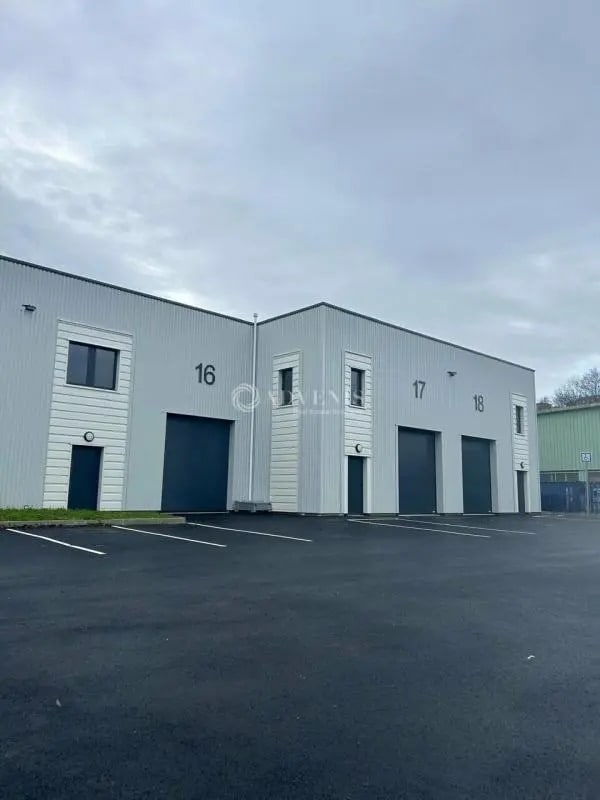 Local d'activités dans Saint-Germain-Nuelles à vendre Photo de l’immeuble– Image 1 sur 6