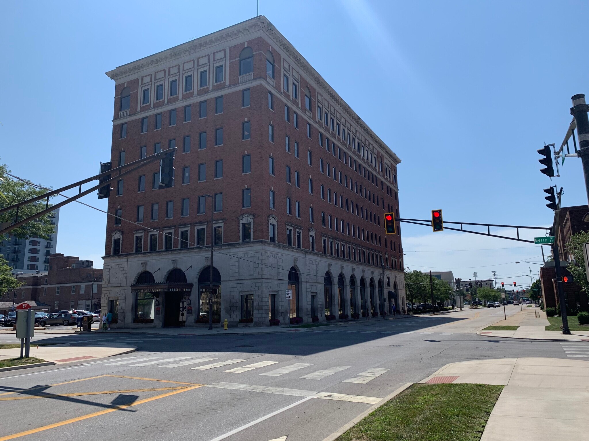 347 W Berry St, Fort Wayne, IN à louer Photo principale– Image 1 sur 12