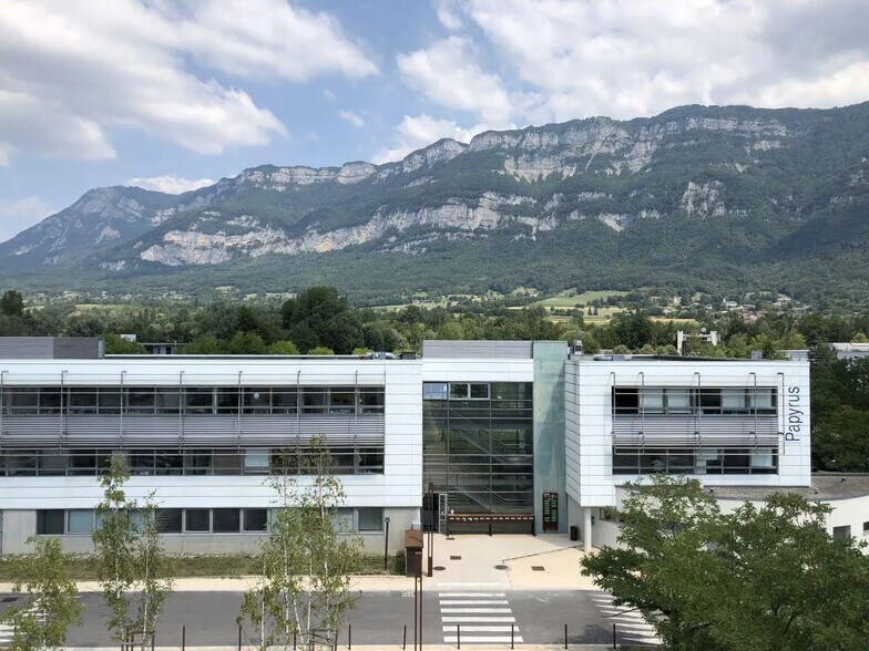Bureau dans Méry à louer - Photo de l’immeuble – Image 2 sur 11