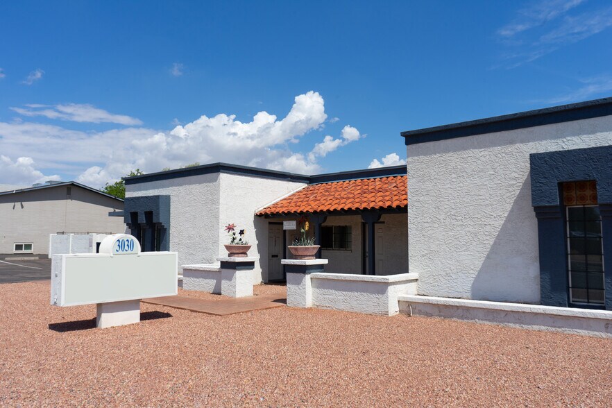 3030 E Cactus Rd, Phoenix, AZ à vendre - Photo de l’immeuble – Image 1 sur 6