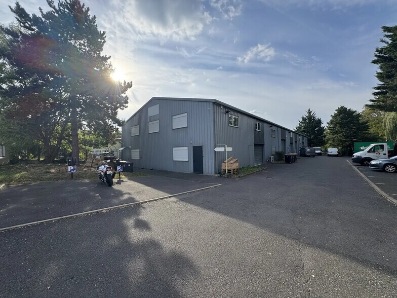 Local d’activités dans Montigny-lès-Cormeilles à louer - Photo de l’immeuble – Image 1 sur 12