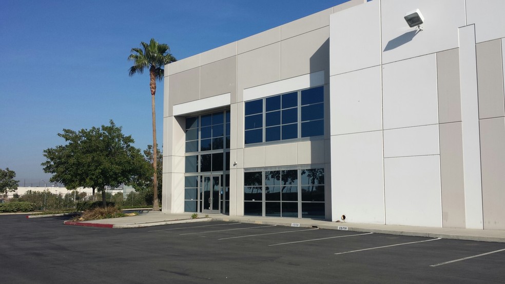 1493 E Bentley Dr, Corona, CA à louer - Photo de l’immeuble – Image 3 sur 7