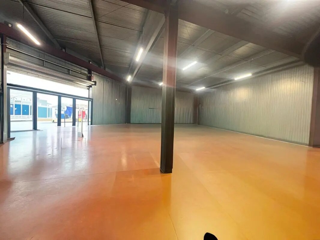 Local commercial dans Salaise-sur-Sanne à louer Photo de l’immeuble– Image 1 sur 6