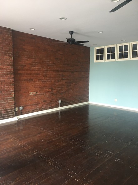 610 Monroe St, La Porte, IN à louer - Photo de l’immeuble – Image 2 sur 6