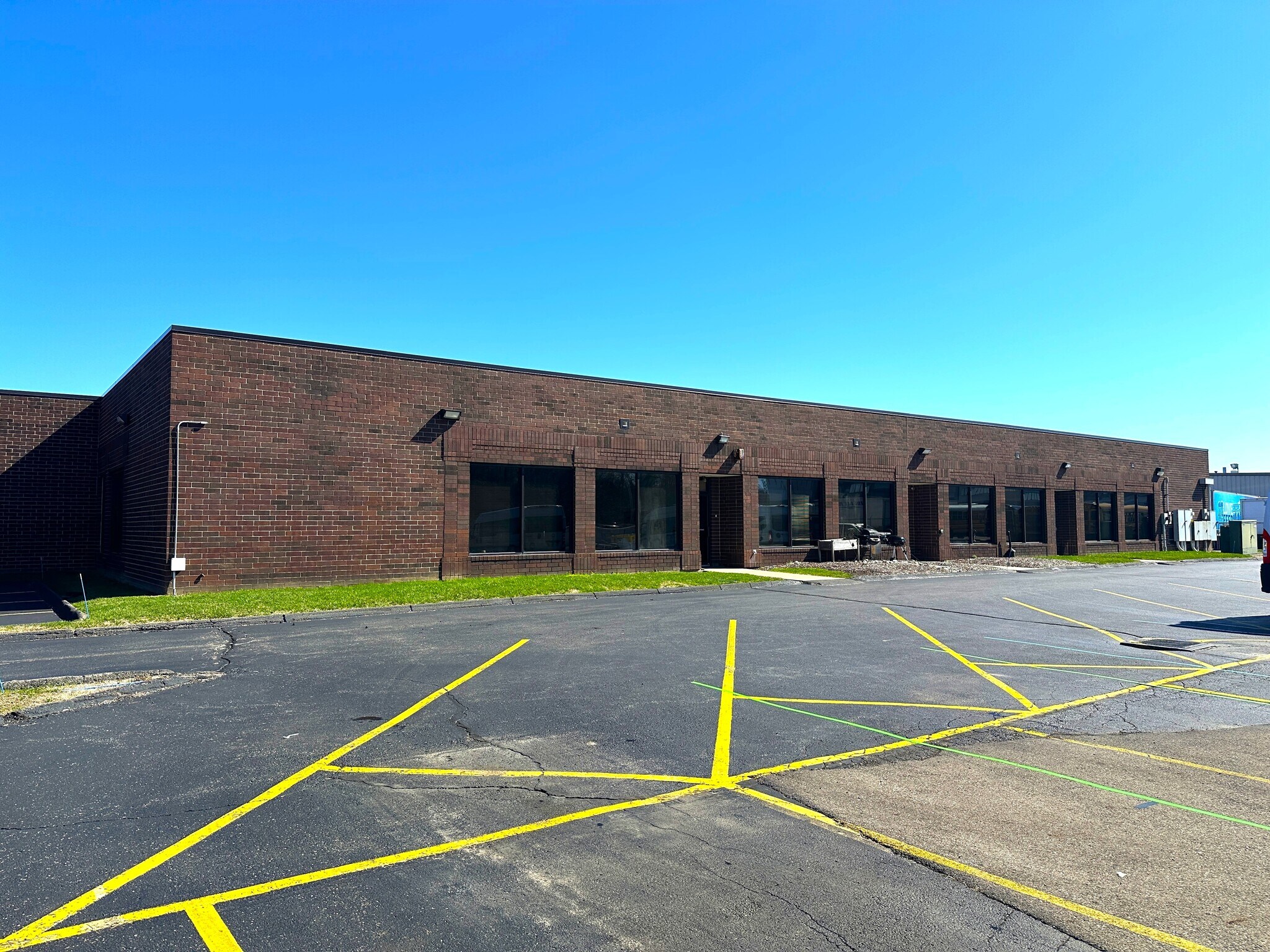 7691-7695 Poe Ave, Dayton, OH à louer Photo de l’immeuble– Image 1 sur 7