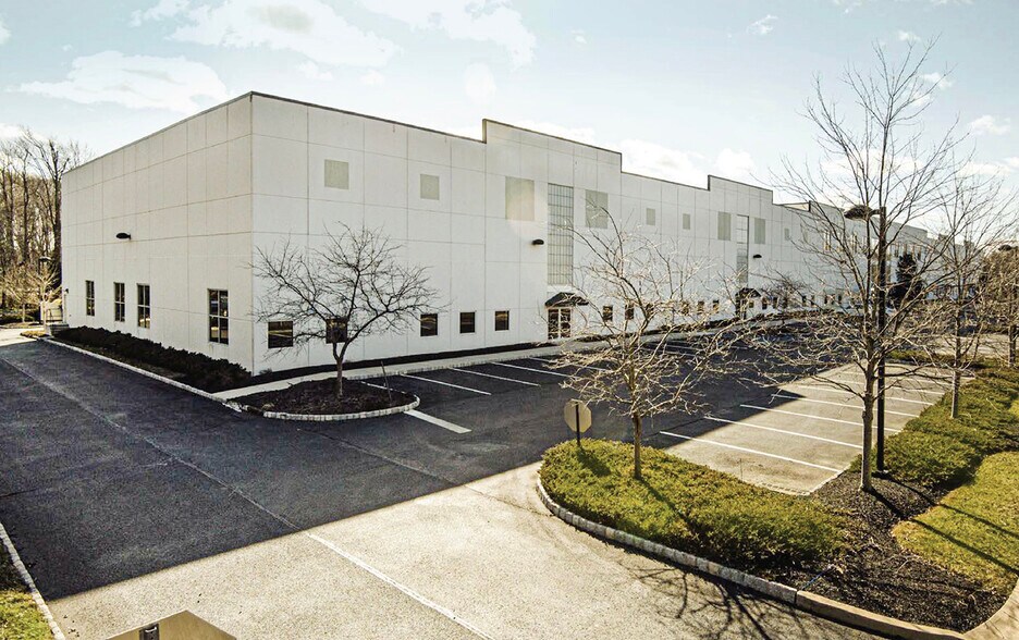 5 Commerce Way, Hamilton, NJ à louer - Photo principale – Image 1 sur 10