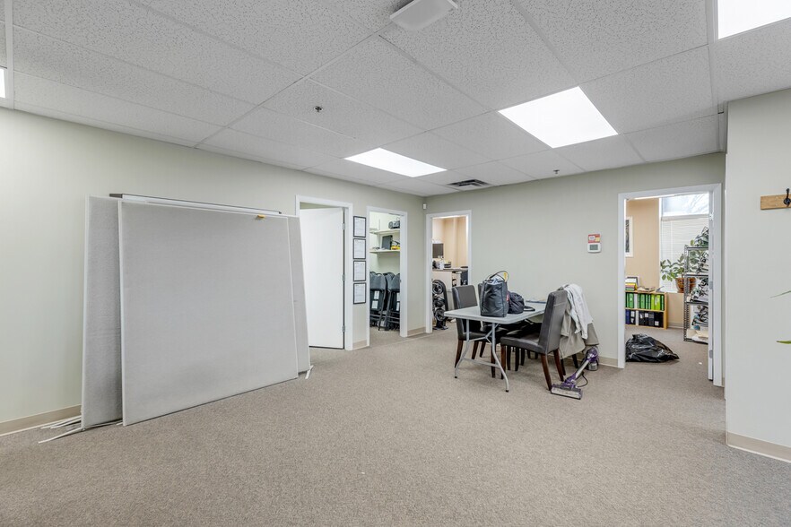196 Wade Av W, Penticton, BC à louer - Photo de l’immeuble – Image 3 sur 16