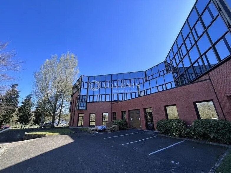 Bureau dans Montigny-le-Bretonneux à louer - Photo de l’immeuble – Image 2 sur 5