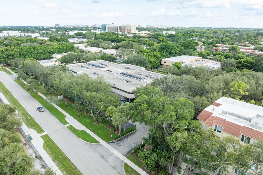 1050 NW 15th St, Boca Raton, FL à vendre - Photo de l’immeuble – Image 2 sur 7