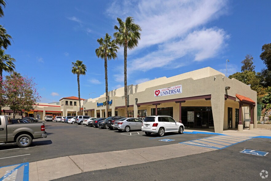 601-631 E San Ysidro Blvd, San Ysidro, CA à louer - Photo de l’immeuble – Image 1 sur 7