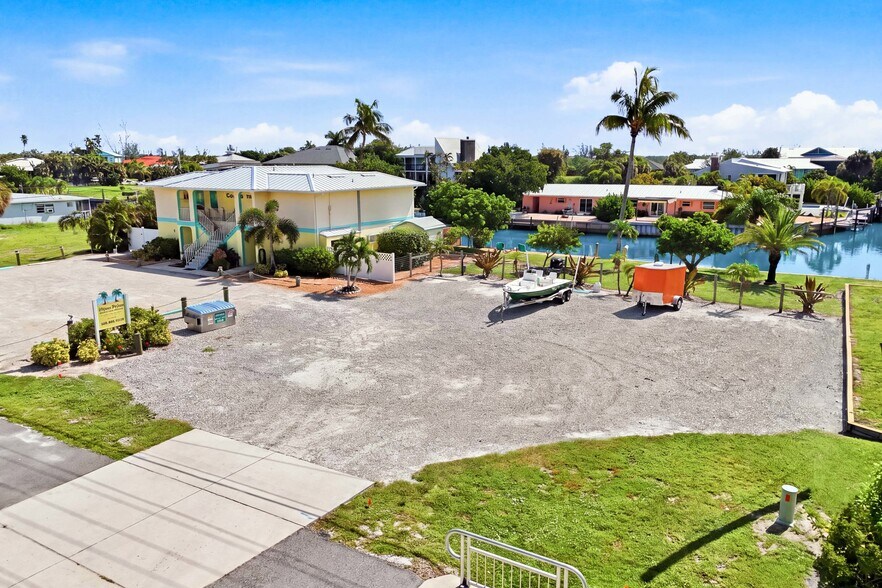 3226 Stringfellow Rd, Saint James City, FL à vendre - Photo de l’immeuble – Image 3 sur 78