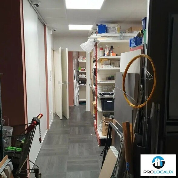 Local d'activités dans SAINT EGREVE à vendre - Photo intérieure – Image 3 sur 6