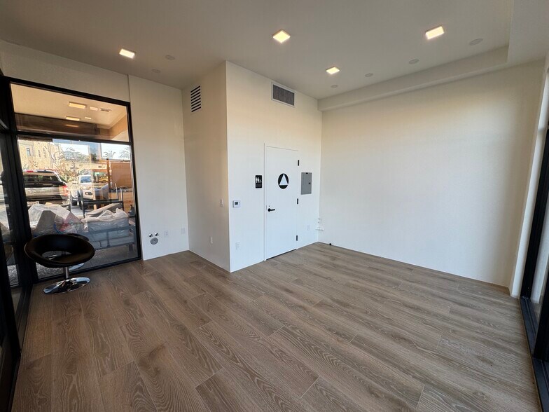 5744 E 2nd St, Long Beach, CA à louer - Photo de l’immeuble – Image 3 sur 21