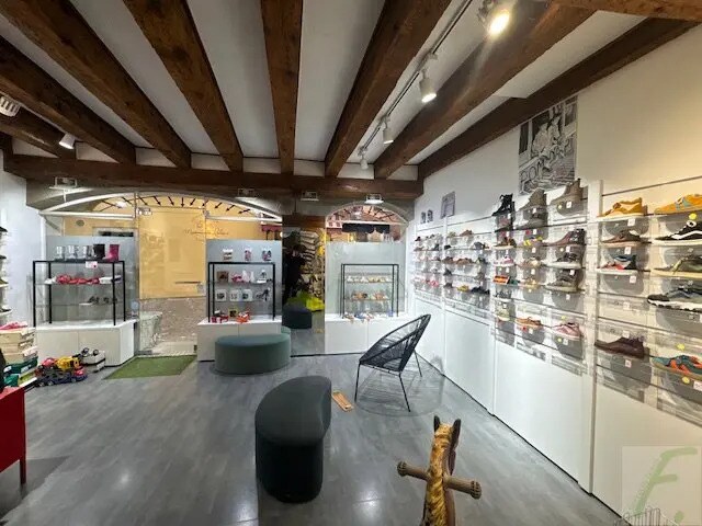 Plus de détails pour Local commercial à louer