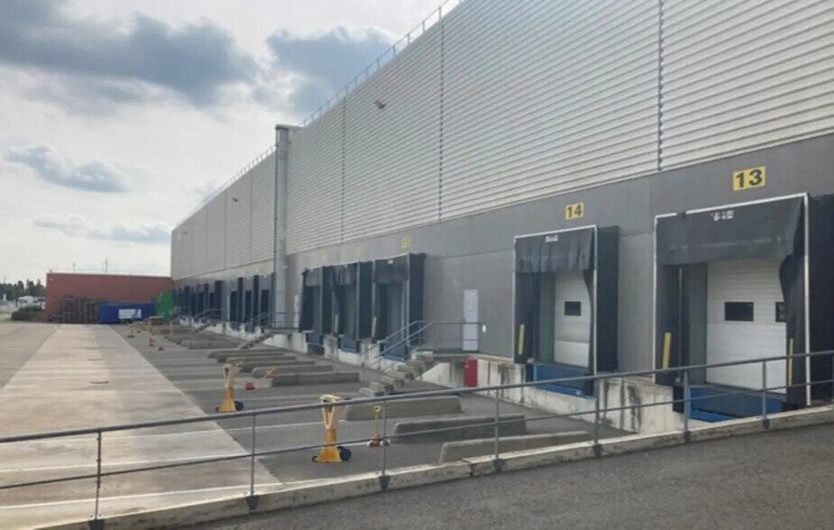 Industriel/Logistique dans Salon-de-Provence à louer - Photo de l’immeuble – Image 3 sur 14