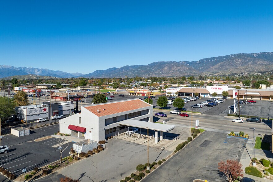 1555 E Highland Ave, San Bernardino, CA à louer - Photo de l’immeuble – Image 3 sur 4