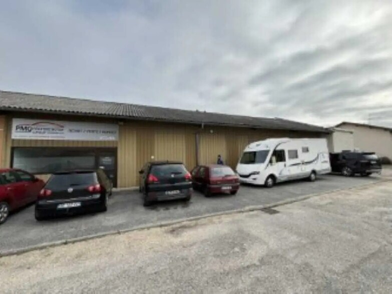 Local d’activités dans Bourg-en-Bresse à louer - Photo de l’immeuble – Image 1 sur 4