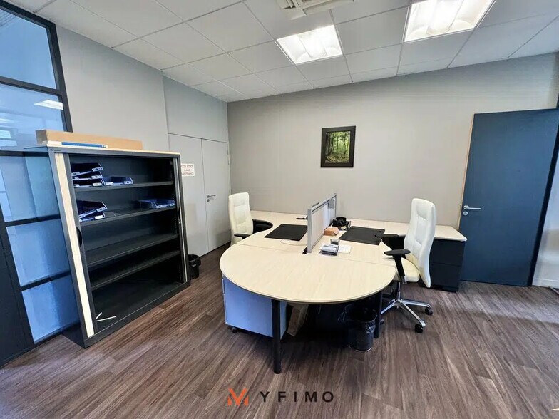 Bureau dans Mantes-la-Jolie à vendre - Photo intérieure – Image 2 sur 10