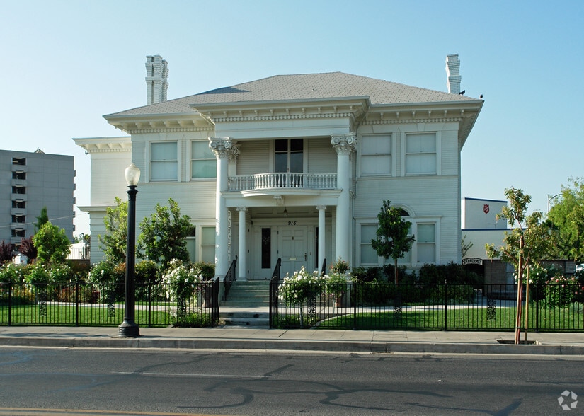 916 E Divisadero St, Fresno, CA à vendre - Photo de l’immeuble – Image 2 sur 2