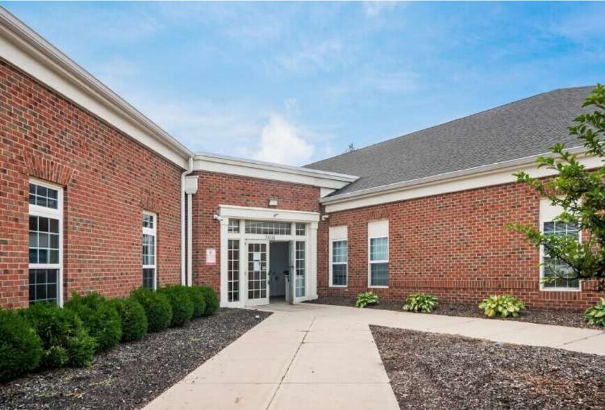 7400 Huntington Park Dr, Columbus, OH à louer - Photo de l’immeuble – Image 2 sur 13