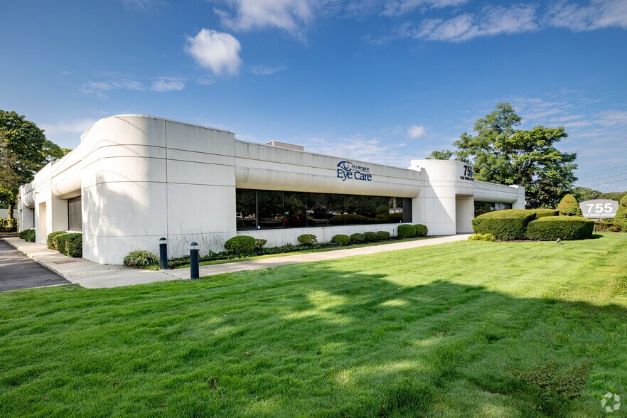 755 Park Ave, Huntington, NY à vendre - Photo de l’immeuble – Image 2 sur 8