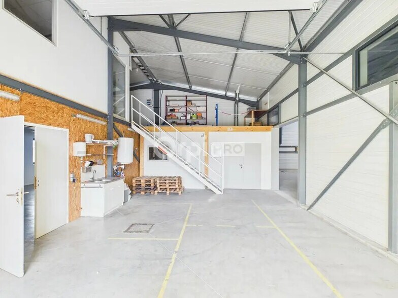 Industriel/Logistique dans Saint-Just-de-Claix à vendre - Photo de l’immeuble – Image 2 sur 10