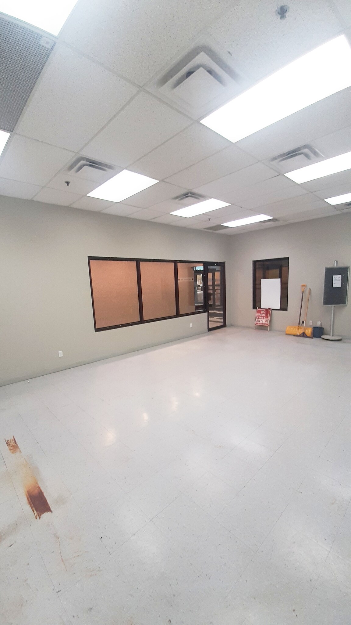 4911 51 St, Red Deer, AB à louer Photo intérieure– Image 1 sur 2