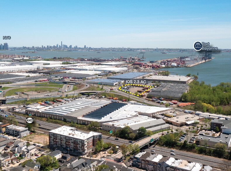 130 Pulaski St, Bayonne, NJ à louer - Photo de l’immeuble – Image 2 sur 4