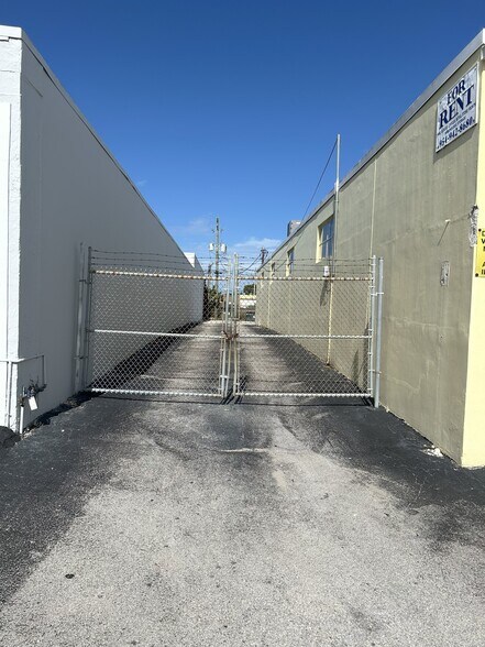 4836-4848 NE 11th Ave, Oakland Park, FL à louer - Photo de l’immeuble – Image 3 sur 22