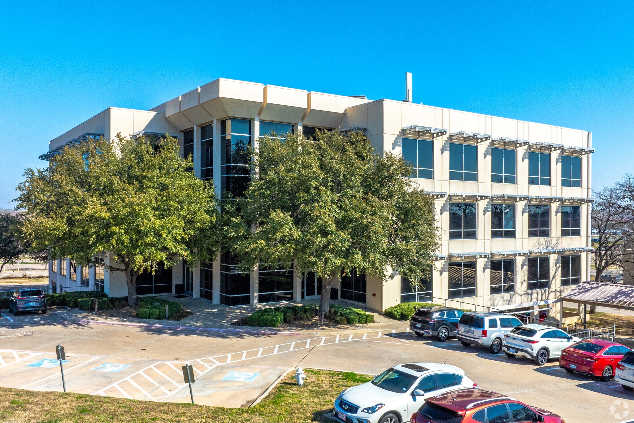 417 Oakbend Dr, Lewisville, TX à louer Photo principale– Image 1 sur 11