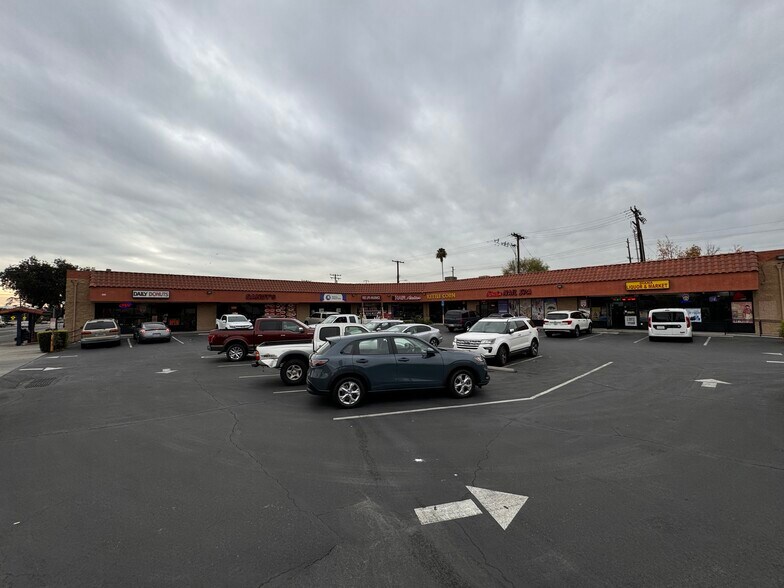 200 W Foothill Blvd, Azusa, CA à louer - Photo de l’immeuble – Image 1 sur 3